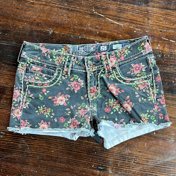 Miss Me Floral Shorts Size 25 - Picture 2 of 4